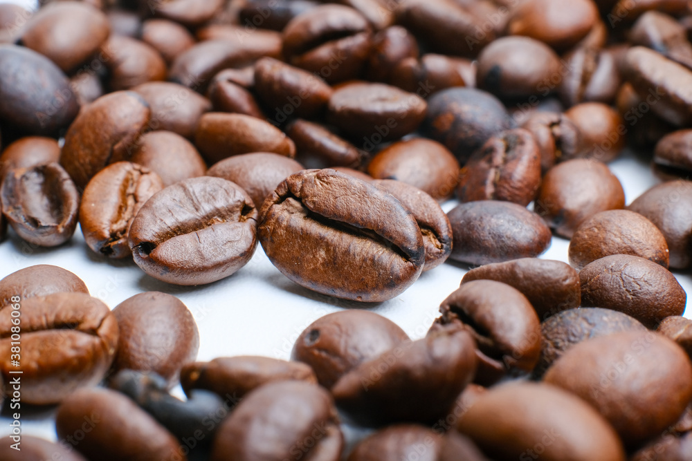 Fototapeta premium Set of fresh roasted coffee beans isolated on white background