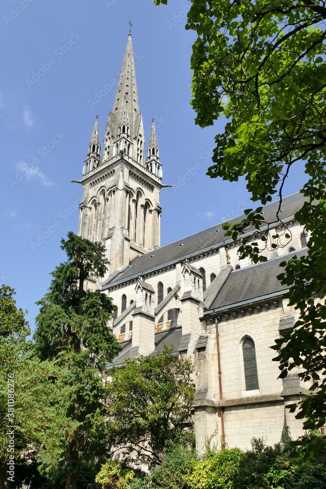 
L’église Saint-Martin à Pau vue depuis le square
