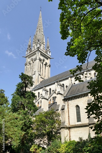  L’église Saint-Martin à Pau vue depuis le square 