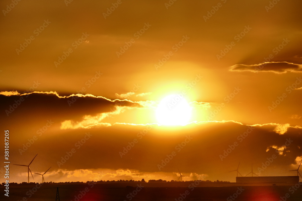 Wunderschöner gelb-orangener Sonnenuntergang mit Wolken am Abend