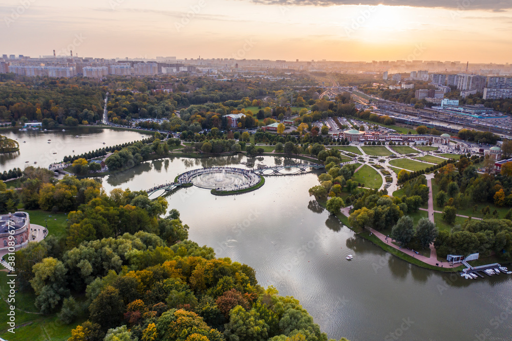 Naklejka premium a panoramic view of the historic lake and park complex with roads and bridges filmed from a drone