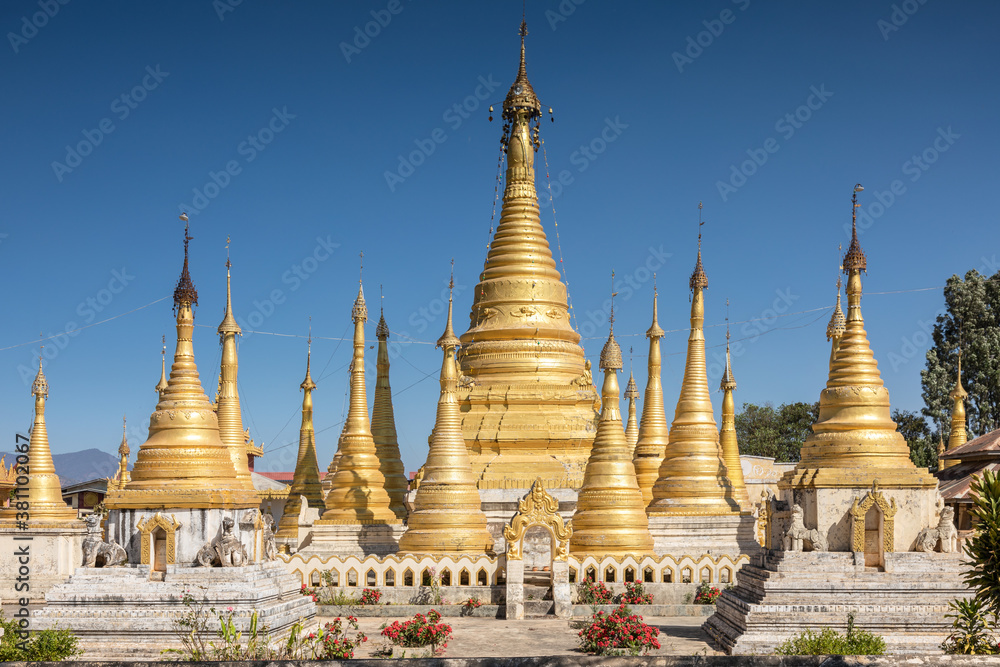 Fototapeta premium Golden stupas of the Pindaya monastery