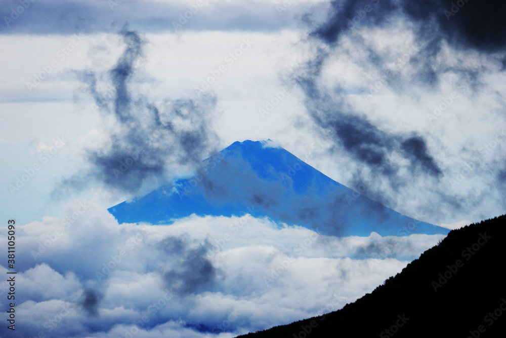 初秋の北八ヶ岳　『にゅう』山頂から富士山を望む
