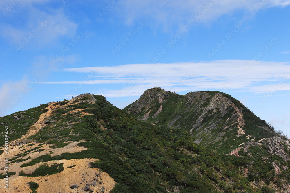 初秋の八ヶ岳連峰 夏沢峠縦走路 根石岳越しに東天狗岳を望む 初秋の八ヶ岳連峰 夏沢峠縦走路 根石岳越しに東天狗岳を望む
