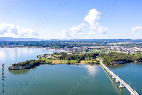 能登島大橋と和倉温泉の屏風岬、七尾湾（石川県）