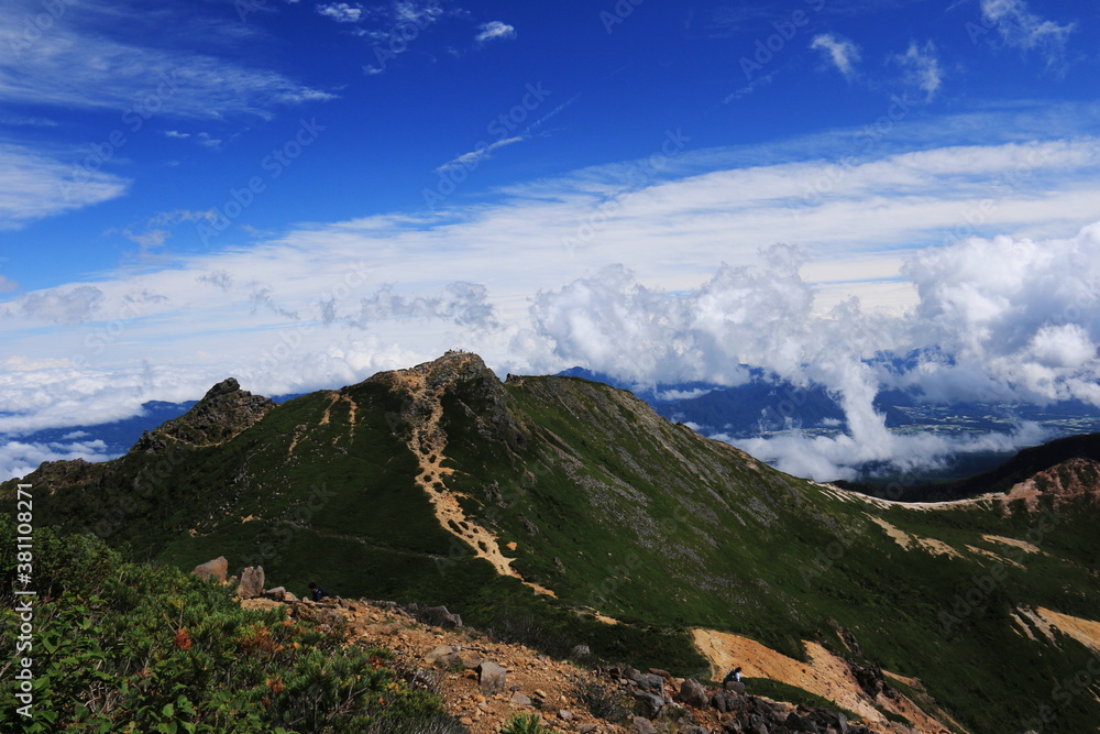 Naklejka premium 初秋の八ヶ岳連峰 西天狗岳山頂から 東天狗岳を望む