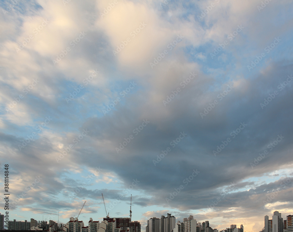 vanilla sky background in the city