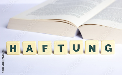 Das Wort Haftung vor einem geöffneten Buch