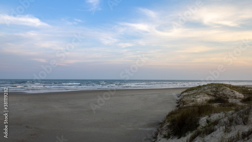 Dunas a caminho do mar em Balneário Gaivota, Santa Catarina, Brasil. Capturada durante uma viagem de fim de semana no mês de Setembro. Harominia entre duas, céu e mar.
