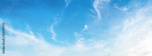 Canvas Print Wide panoramic blue sky with wispy white cirrus clouds and bright morning light