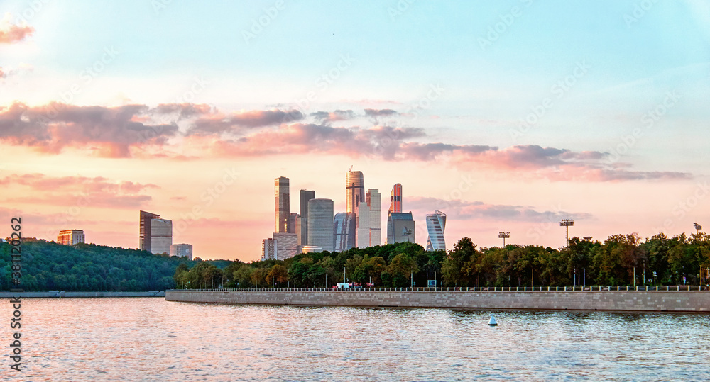 Obraz premium Early autumn sunset over Moscow river