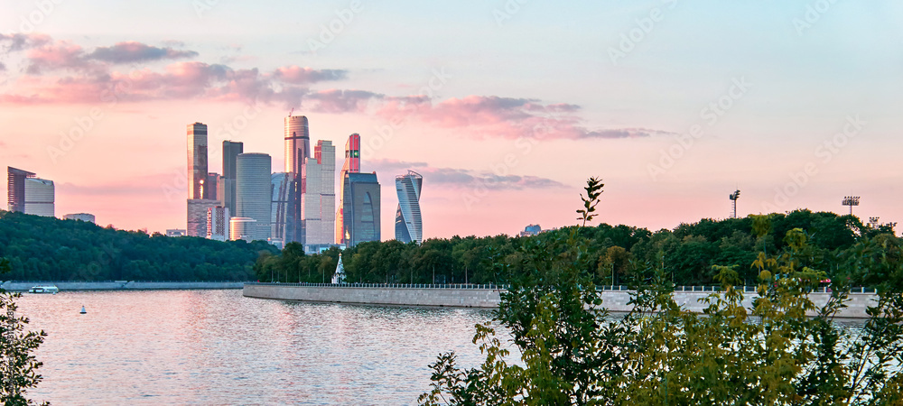 Fototapeta premium Early autumn sunset over Moscow river