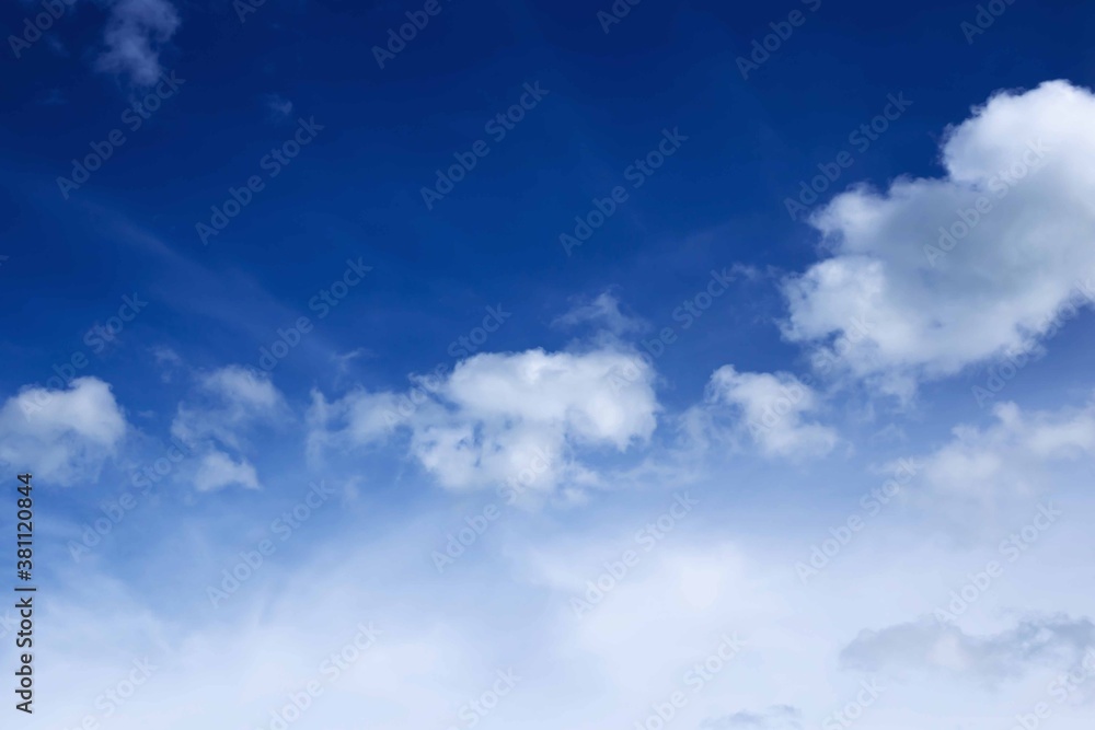 Fototapeta premium The sky is blue with beautiful clouds.