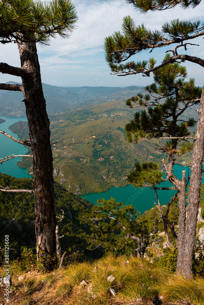 Obraz premium Tara National Park, Serbia. Viewpoint Banjska Stena. View at Drina river canyon and lake Perucac with Focus on the lake and canyon