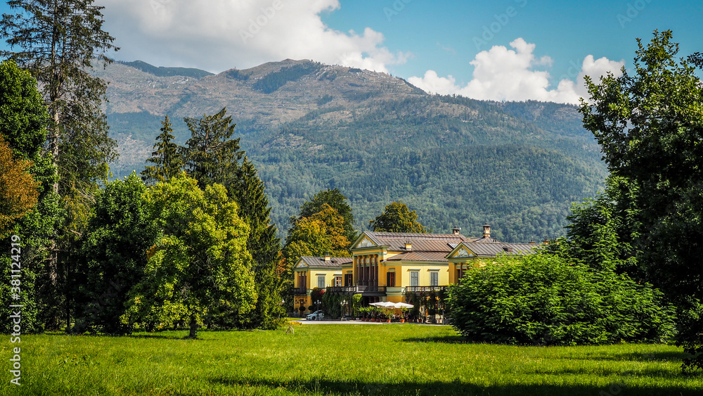 Obraz premium Salzkammergut is an Austrian region of lakes and Alpine ranges near Salzburg.