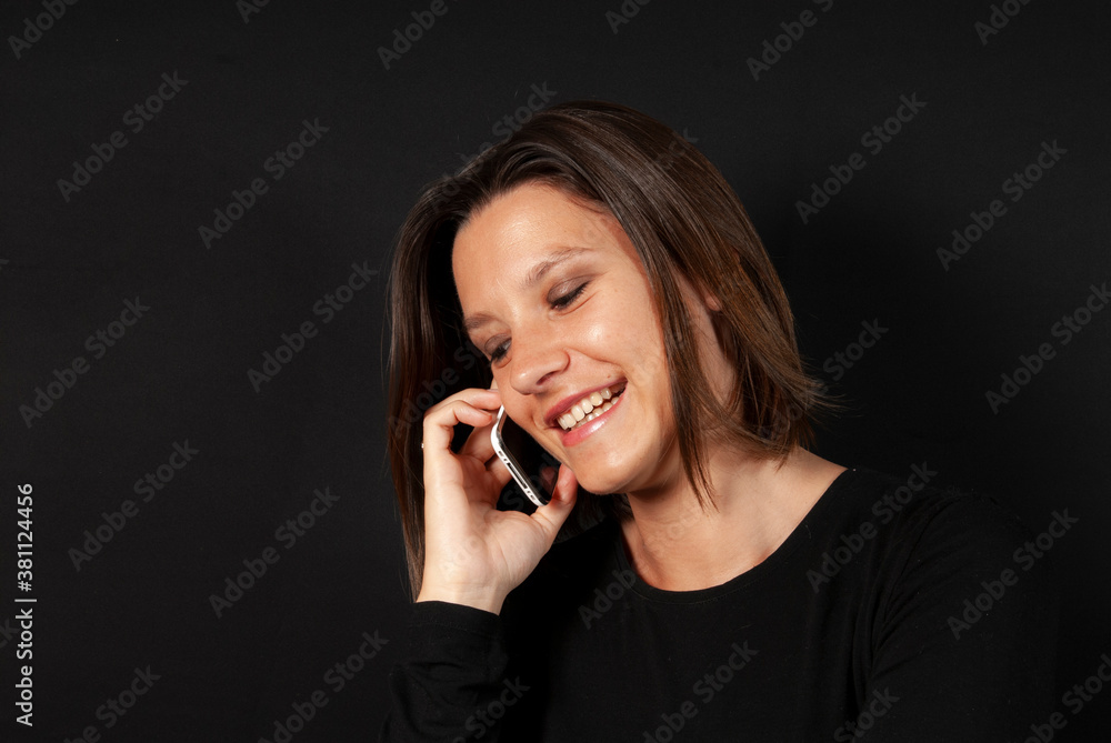 jeune femme souriante au téléphone jeune femme souriante au téléphone