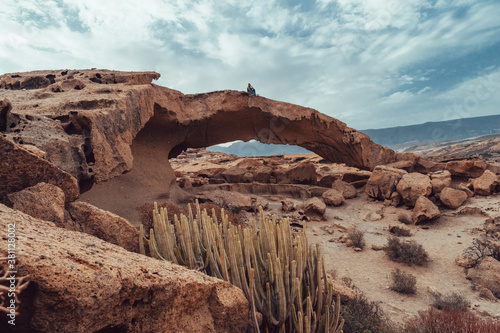 Paisaje de un arco natural en medio del desierto © YerayS