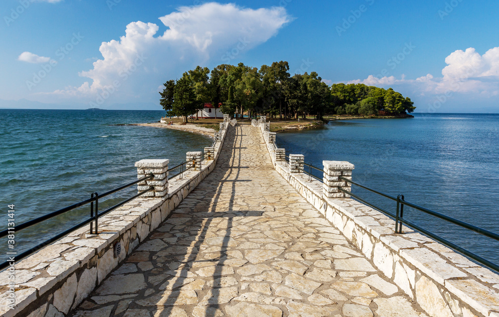 Obraz premium Stone bridge of Koukoumitsa, in Vonitsa village, in Etoloakarnania region, Central Greece. 