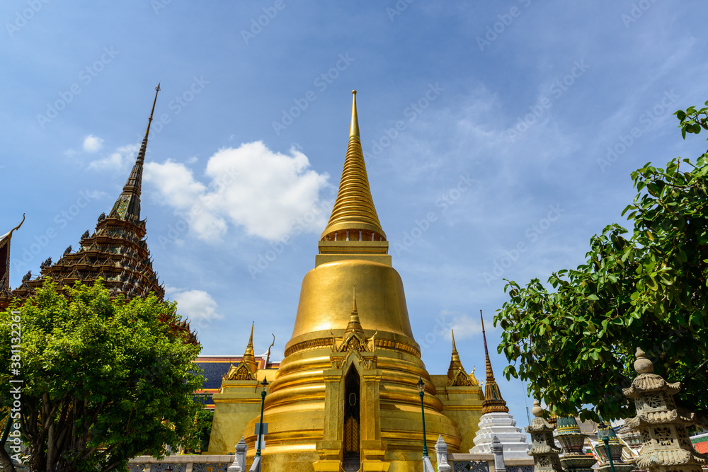 Naklejka premium The Phra Si Rattana Chedi, Wat Phra Kaew (Wat Phra Si Rattana Satsadaram), Bangkok, Thailand.
