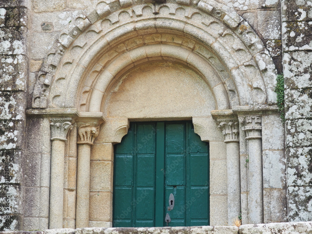 parte superior de la portalada romanica del monasterio de santa maria de mezonzo, la coruña, galicia, españa, europa