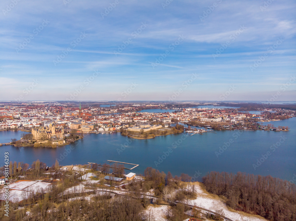 Luftbild von Schwerin im Winter, Schweriner See