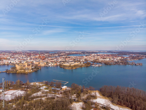 Luftbild von Schwerin im Winter, Schweriner See