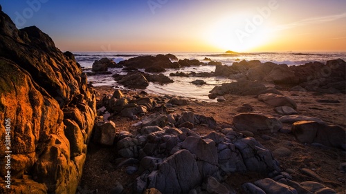 Wunderschöner Sonnenuntergang in Porto am Strand