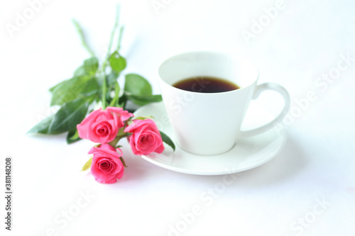コーヒーとホットピンクのバラの花束