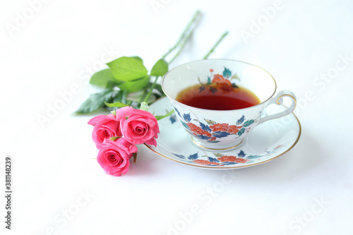 紅茶とホットピンクのバラの花束