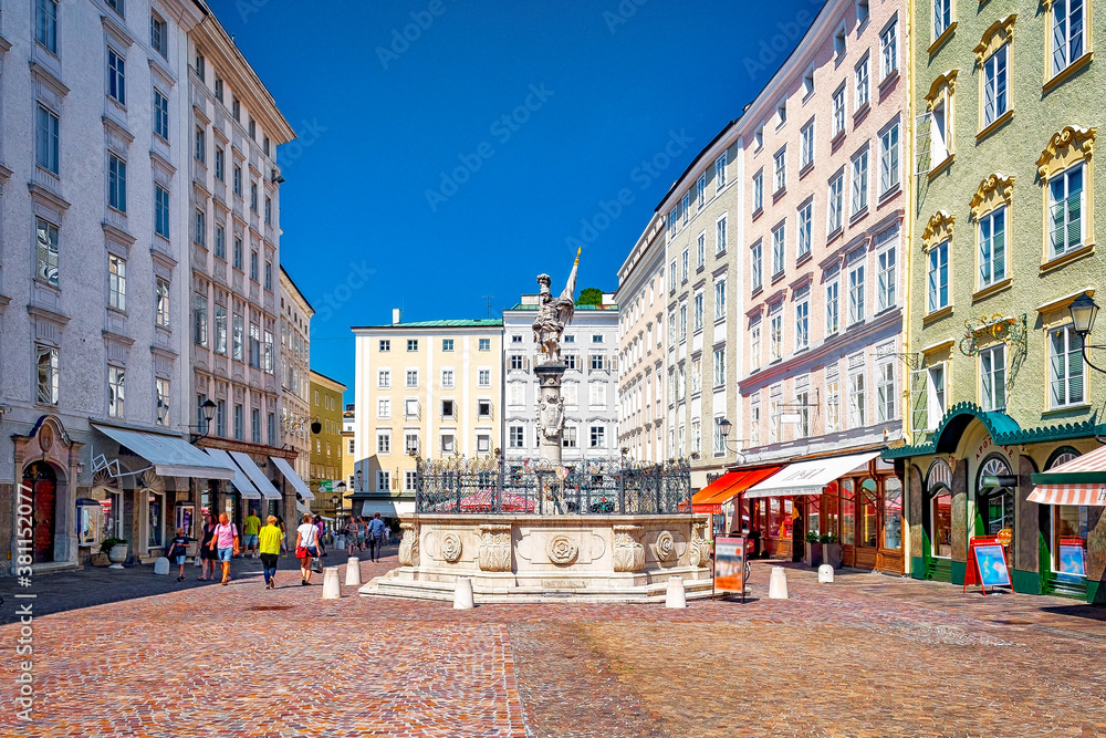 Naklejka premium Alter Markt mit Florianibrunnen in der Altstadt von Salzburg, Österreich