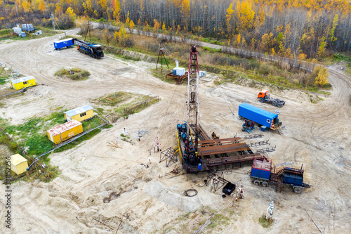 Repair work on an oil well. The view from the top. Shooting from the don.