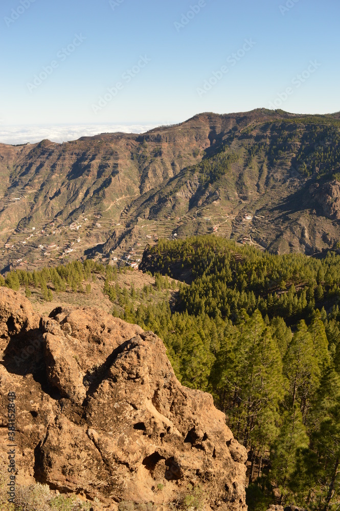 Obraz premium The beatiful coastline and mountains on Gran Canaria in Spain