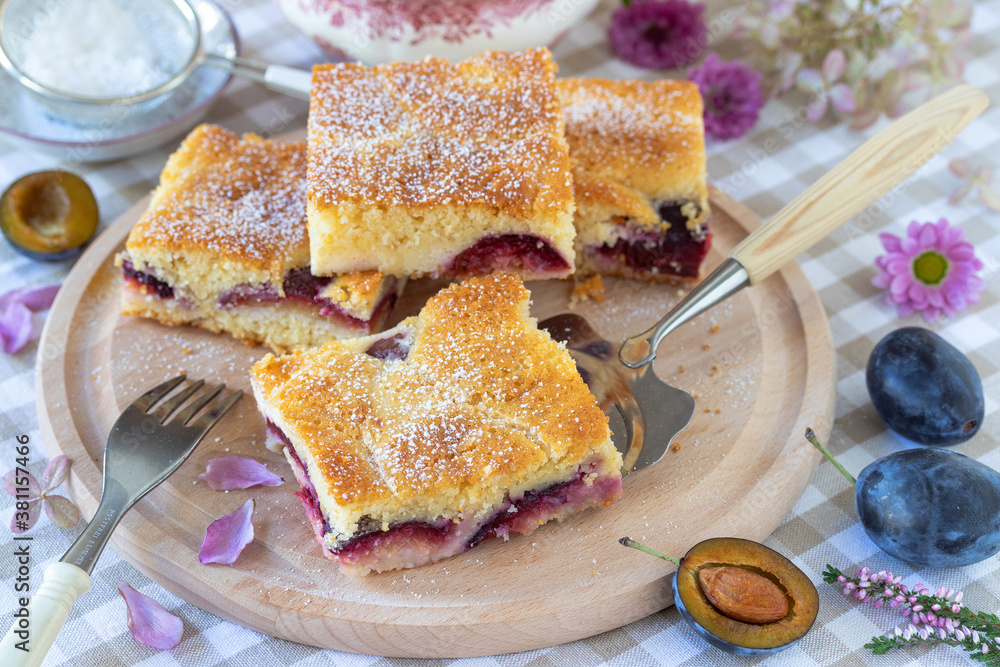 Pflaumenkuchen mit Schmand-Guss auf einem Holzbrett Stock Photo | Adobe ... Pflaumenkuchen mit Schmand-Guss auf einem Holzbrett Stock Photo | Adobe ...