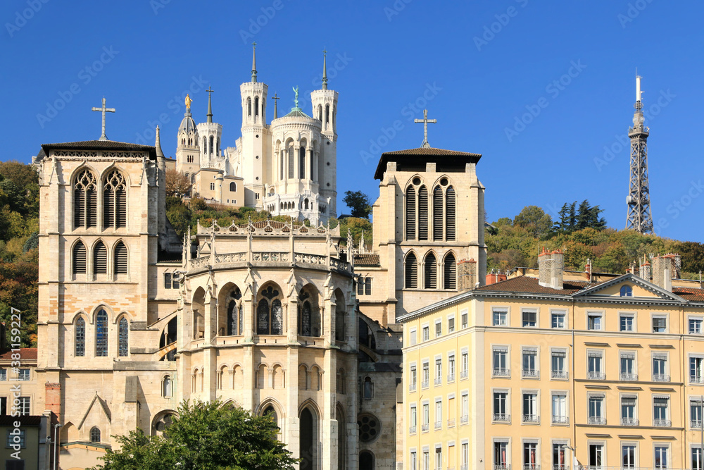 La blanche basilique de Fourvière  au dessus de la cathédrale Saint Jean à Lyon.