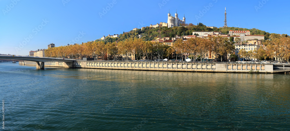 La colline de Fourvière surplombant la Saône à Lyon.