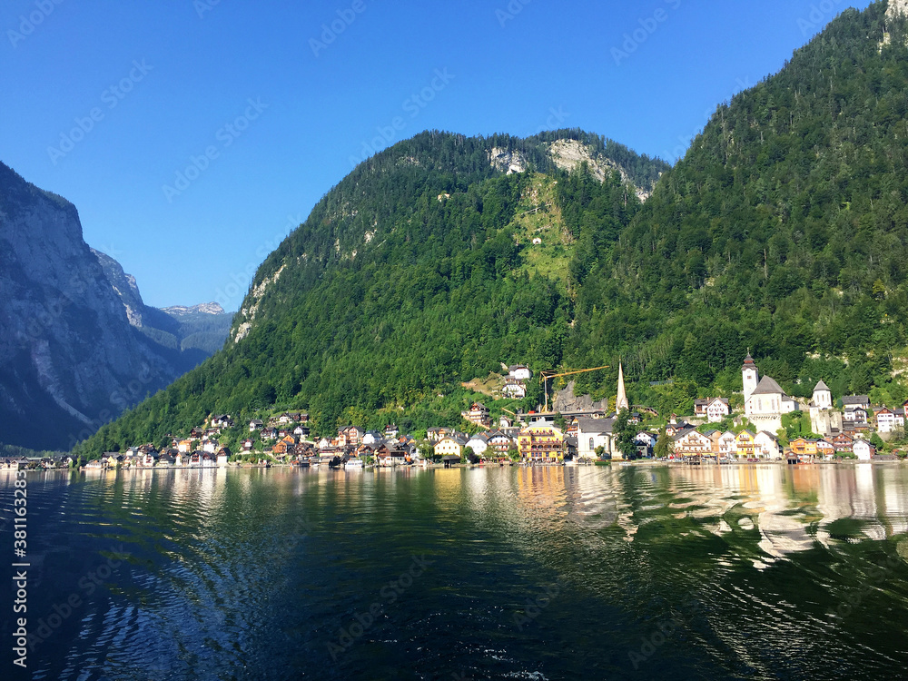 Naklejka premium view of town with hill near lake in Hallstatt Upper Austria