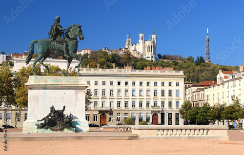 La statue de Louis IX sur  la place Bellecour à Lyon et la basilique de Fourvière en arrière plan. photo