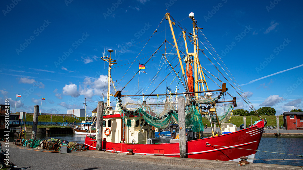 Fischkutter im Hafen von Tammensiel Fischkutter im Hafen von Tammensiel