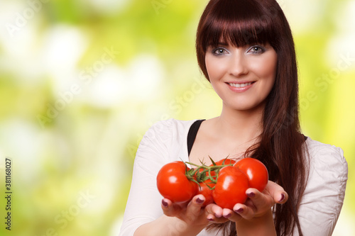 Frau hält Tomaten