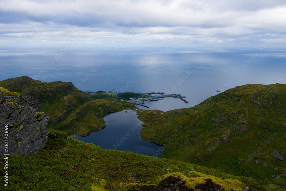 Aussicht auf Moskenes über den Speichersee auf den Lofoten Aussicht auf Moskenes über den Speichersee auf den Lofoten