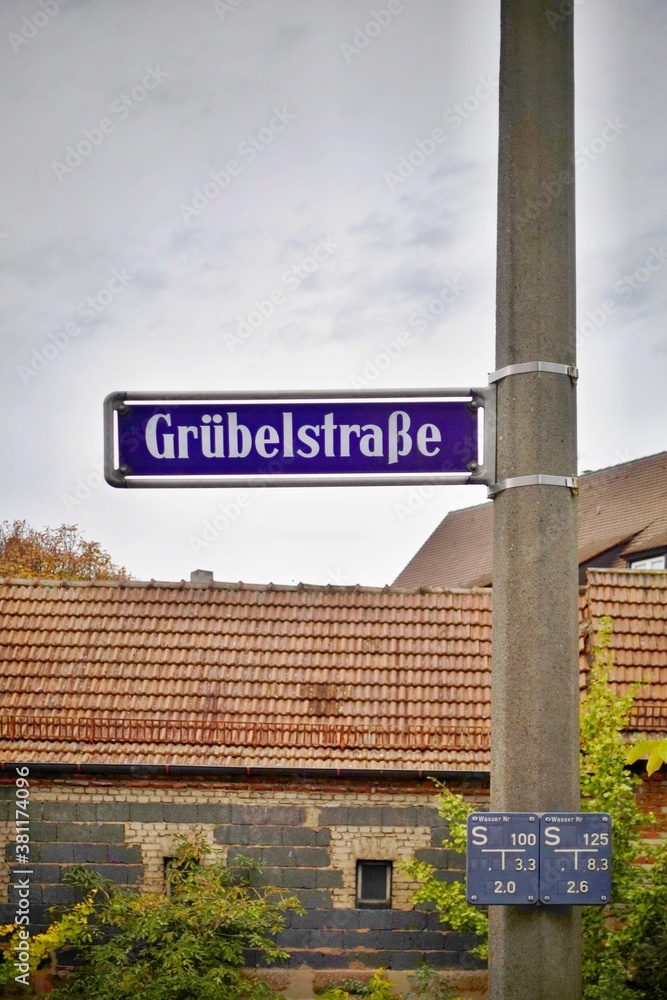 Obraz premium Straßenschild - Grübelstraße