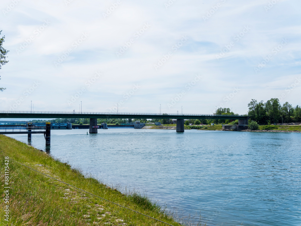 Rheinbrücke für den Straßenverkehr führt von Breisach nach Volgelsheim auf französischer Seite