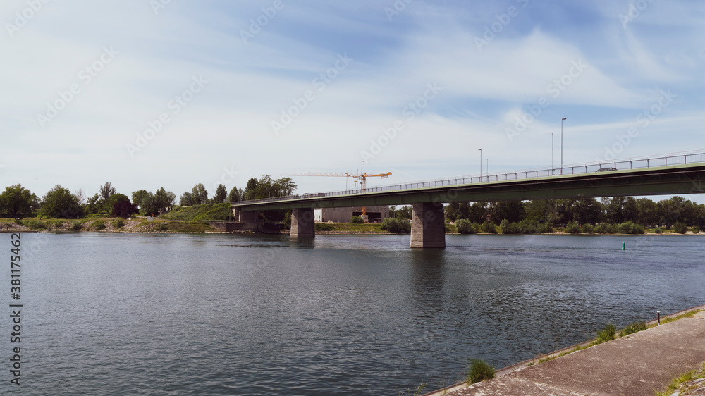 Grenze Breisach am Rhein. Rheinbrücke für den Straßenverkehr führt von Breisach nach Volgelsheim auf französischer Seite Grenze Breisach am Rhein. Rheinbrücke für den Straßenverkehr führt von Breisach nach Volgelsheim auf französischer Seite