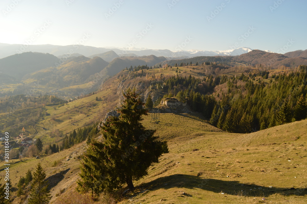 Obraz premium Hiking in the misty and dramatic Carpathian Mountain range in Romania, Eastern Europe