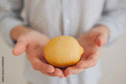 Wallpaper Mural lemon in hand Torontodigital.ca