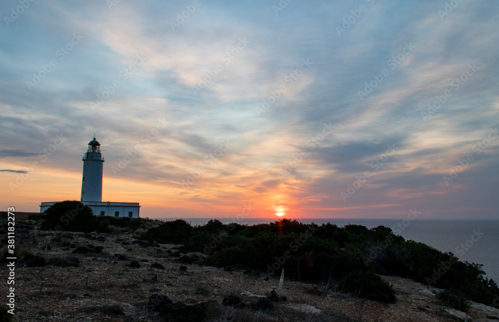 Obraz premium Paseando por el faro de cap de barbaria (Formentera-España)