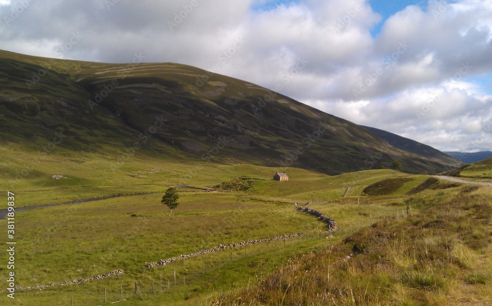 Einsames Haus in den schottischen Highlands