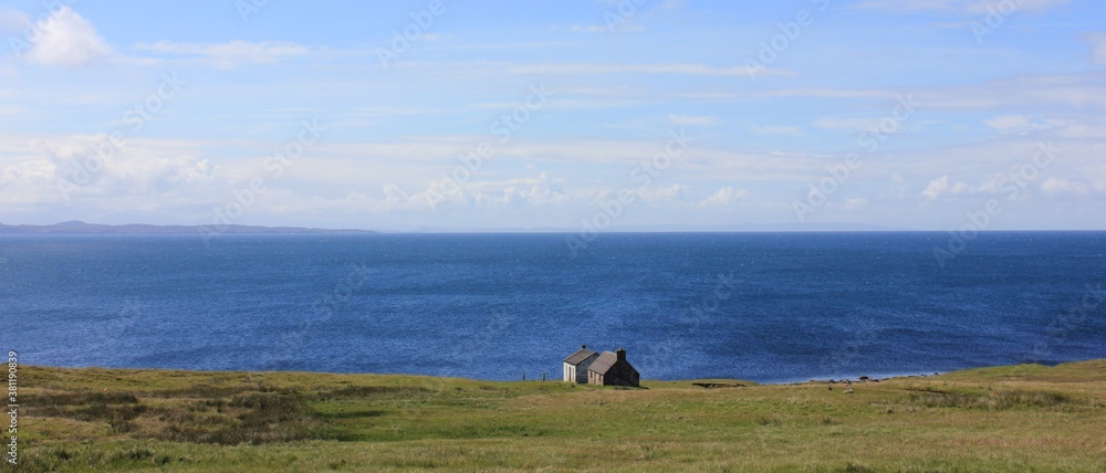 Einsames Haus mit Meerblick Einsames Haus mit Meerblick