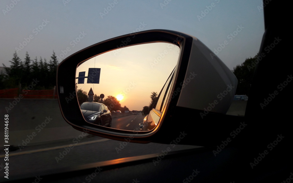Viaggiare in automobile all'ora del Tramonto - specchietto retrovisore
