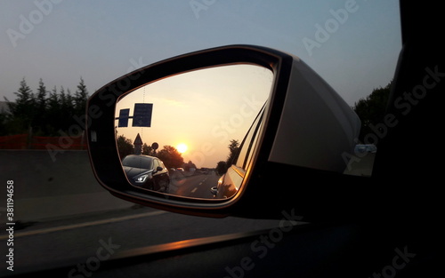 Viaggiare in automobile all'ora del Tramonto - specchietto retrovisore © Alfons Photographer